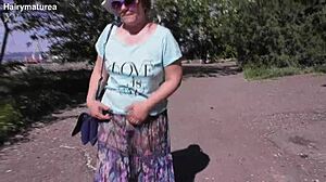 Szőrös érett nő villogtatja a punciját átlátszó ruhában kint