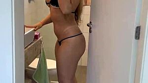 Sua prima s� de micro biqu�ni quer tomar banho na tua piscina