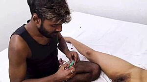 भारतीय मिल्फ पॉर्नस्टार की चूत प्रेमी शेव करता है गर्म क्विकी सेशन के लिए।