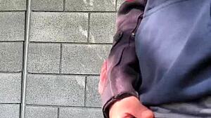 Me excita tanto saber que me están viendo desde lejos como me masturbo