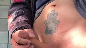 Me excita tanto saber que me están viendo desde lejos como me masturbo