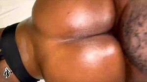 Beau-p�re baise sa belle-fille dur dans le trou du cul et la chatte pour sauter les cours