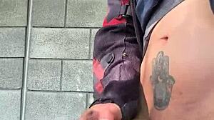 Me excita tanto saber que me están viendo desde lejos como me masturbo