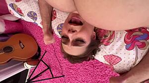 Putain ! Sale belle-sœur coincée sous le lit se fait baiser !