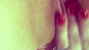 se lo mandó a mi hermanita y comenzó a masturbarse con su amiga lesbiana