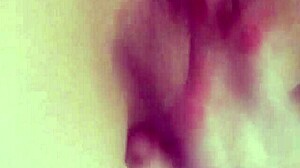 se lo mandó a mi hermanita y comenzó a masturbarse con su amiga lesbiana