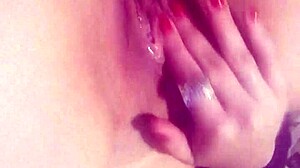 se lo mandó a mi hermanita y comenzó a masturbarse con su amiga lesbiana