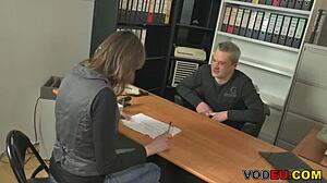 Petite Deutschen Reifen Saugt Und Fickt