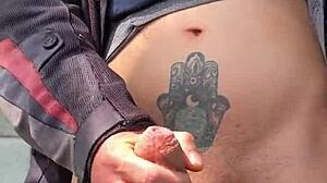 Me excita tanto saber que me están viendo desde lejos como me masturbo