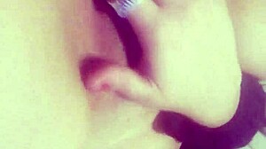 se lo mandó a mi hermanita y comenzó a masturbarse con su amiga lesbiana