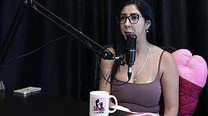 Morena safada shows tits and pussy after wanting sex but no men came.