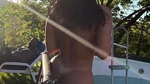 Asiática Gostosa Fodendo Ao Ar Livre Na Fazenda Com BBC 😍