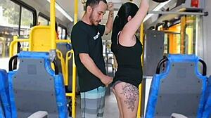 Морена опипва непознат в претъпкан автобус с дръзко движение. Развива се нецензурирано действие с аматьори.