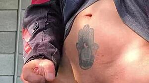 Me excita tanto saber que me están viendo desde lejos como me masturbo