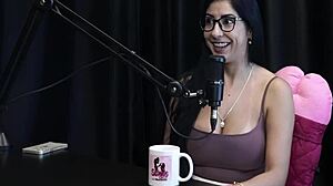 Morena safada shows tits and pussy after wanting sex but no men came.