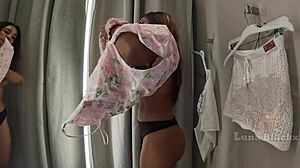 Chica Es Grabada en Probador Todos La Veran Desnuda