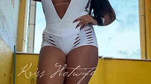 i'm a naughty wife showing my cameltoe in short shorts to my gym friend, oops 😅