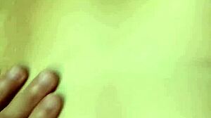 натуральные сиськи и глубокий пупок в фетиш-массаже