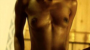 Wanita cantik vintage terdedah dalam aksi campur bangsa luar rumah