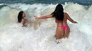 Duas gostosas curtindo a praia da enseada dos corais - cabo - pe