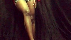 Chica curvilínea joven posa desnuda en su primera sesión de fotos