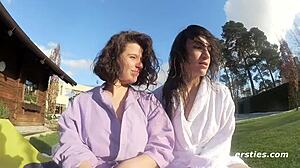 Kosmate amaterske punce se igrajo v vroči prhi