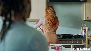 Sophia, krivuljasta milf, vabljena s strani študentskih BBC! 😏