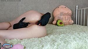 stepsister pisses in gloves 😈