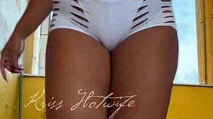 i'm a naughty wife showing my cameltoe in short shorts to my gym friend, oops 😅