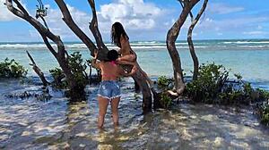 Duas gostosas curtindo a praia da enseada dos corais - cabo - pe