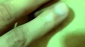 натуральные сиськи и глубокий пупок в фетиш-массаже