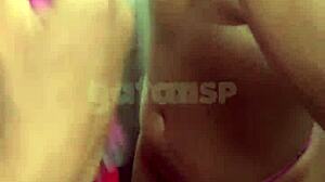 Sleduju, jak má žena dává prdel chlapovi v koupelně restaurace