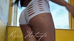 i'm a naughty wife showing my cameltoe in short shorts to my gym friend, oops 😅