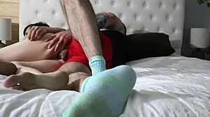 Mă strecor în patul vitregii pentru fut sălbatic și o las picurând de sperma