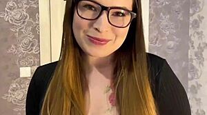 Γαμώ την κούκλα με γυαλιά μέχρι να ουρλιάζει από καύλα