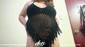 زوجة هندية ديسي تغري في رقص إيروتيكي، تظهر صدر كبير وكس مشعر