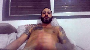 Amateur with pierced nipples jerks until she bursts