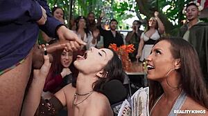 거품 엉덩이 베이비가 렌 페어에서 섹스 팔아