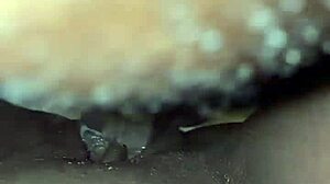 MILF negra recebe facial cremosa de porra.