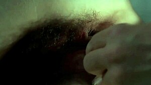 المشاهيرة أميرا كاسار تظهر مؤخرتها المشعرة مع أحمر شفاه أحمر في مشهد فتيش!