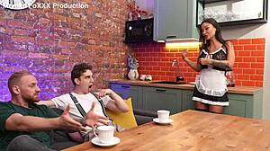 Monika Fox rangaistaan anaali-DP:llä ja kasvoille