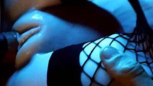 У меня была эта сладкая киска в черных чулках, и она дала мне фантастическое удовольствие, знаешь?