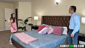 אחות חורגת מטפלת באח חורג פצוע