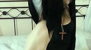 Набожная монашка Шанталь поклоняется члену с интенсивной страстью. Она вся в больничном действии.