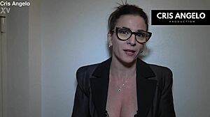 Kyara Nyx i Cris Angelo rozluźniają się z zabawą w siki po pracy