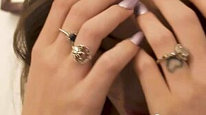 Koristoljubiva majmunčina Liz Ocean daje neverovatan blowjob!