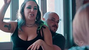 Woody, Violet Devine, Trixie Monroe und Nova Leo toben mit nasser Muschi-Gesichtsfick und Spritzen in Strümpfen