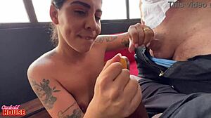 Esposa infiel realizando fantasia de dar a buceta para 2 caras