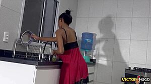 Casada Gemendo Alto Na Cozinha Antes De Toma No Cuzinho Guloso