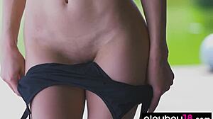 Itäeurooppalainen teinihottis Gloria Sol riisuu ulkona